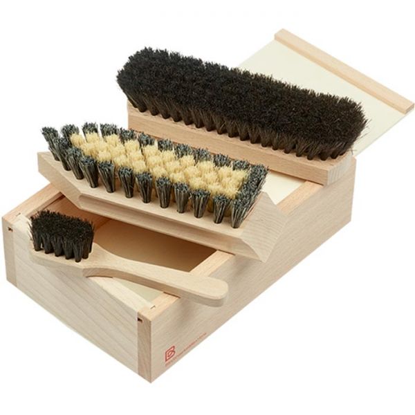 Schuhputzset in einer Holzschachtel, mit Schiebedeckel. 59995